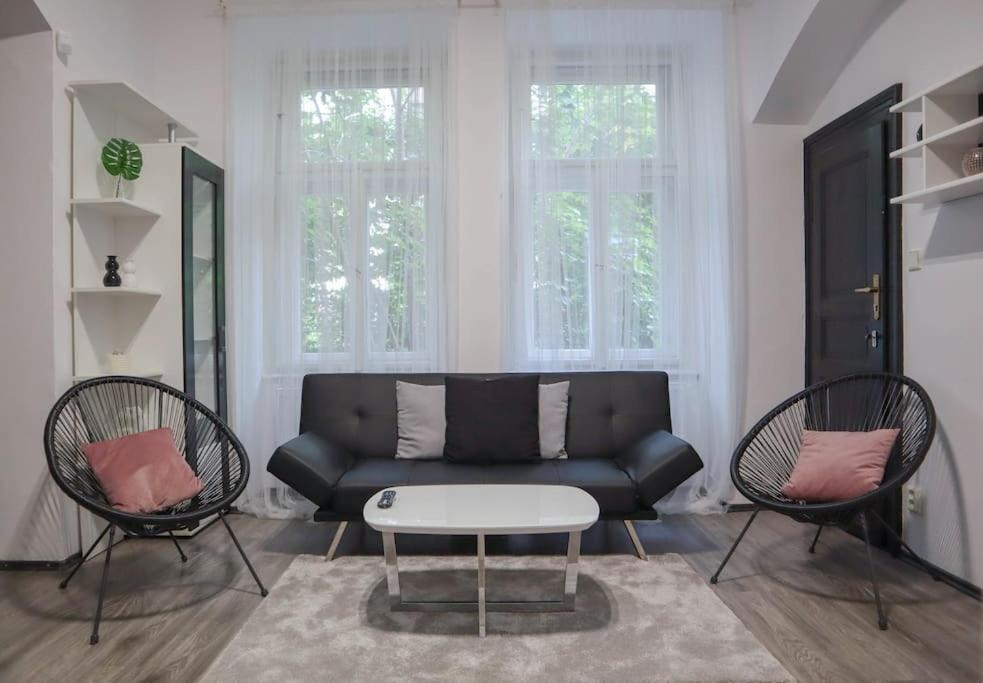 Modern In The Center Of דירה